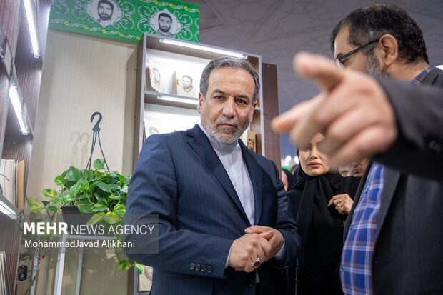 بازدید سید عباس عراقچی وزیر امور خارجه در حاشیه نهمین روز سی و ششمین نمایشگاه کتاب تهران