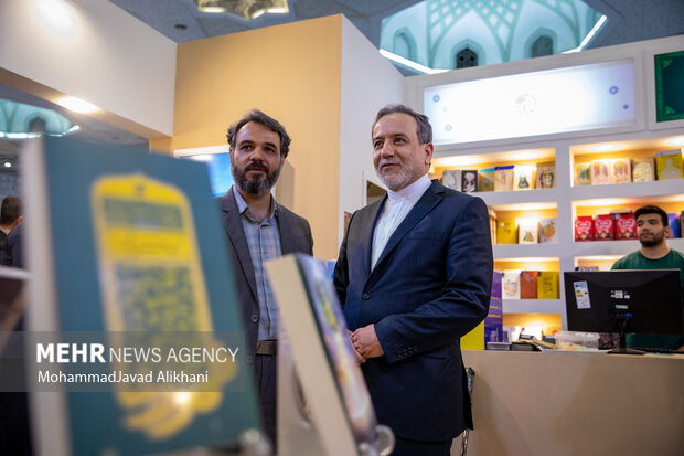 بازدید سید عباس عراقچی وزیر امور خارجه در حاشیه نهمین روز سی و ششمین نمایشگاه کتاب تهران