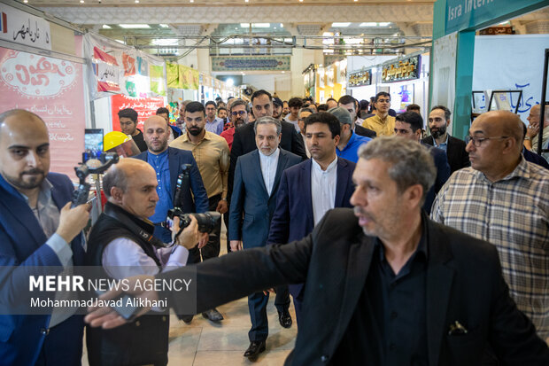 بازدید سید عباس عراقچی وزیر امور خارجه در حاشیه نهمین روز سی و ششمین نمایشگاه کتاب تهران