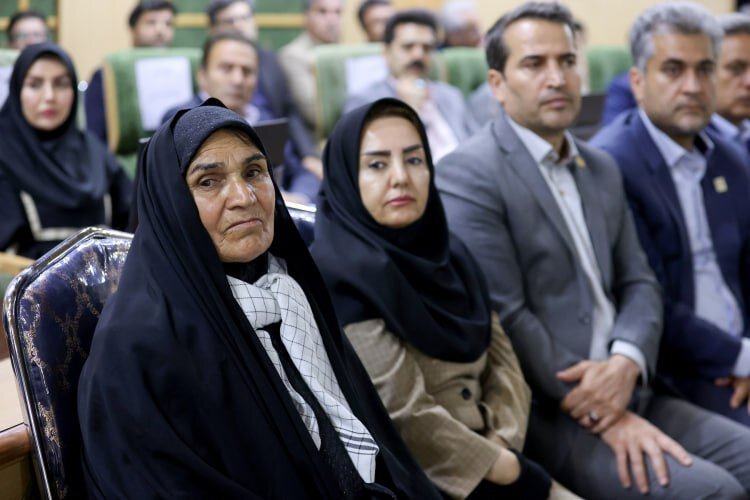 رئیسجمهور از بانوی مقاوم کرمانشاهی در دیدار با نخبگان تجلیل کرد