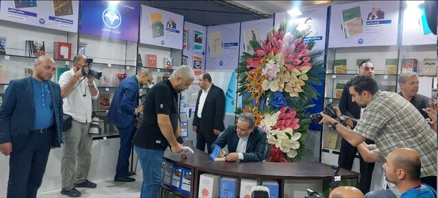 Erakçi Tahran Kitap Fuarı'nı ziyaret etti