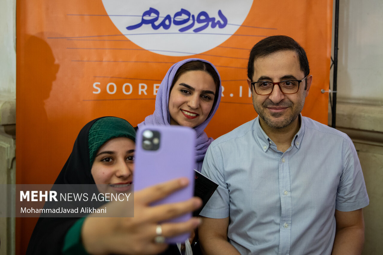 نمايشگاه،مخاطبان،ساعت،كتاب،فاضل،حياط،نظري،شاعر،تمامه