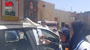 اقدام جالب زوج یزدی در توزیع دوغ خنک به یاد شهید جمهور در نماز جمعه