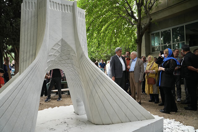 از جانمایی برج آزادی در دانشگاه تهران تا عکسی که به مردم اهدا شد
