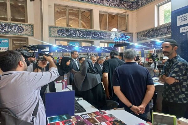 Cumhurbaşkanı Pezeşkiyan Tahran Kitap Fuarı'nı gezdi