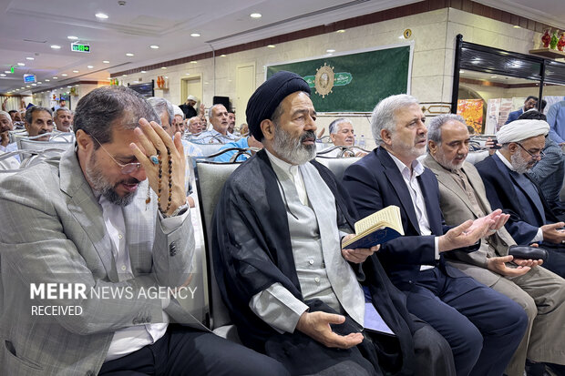 مراسم دعای کمیل زائران ایرانی در مدینه منوره