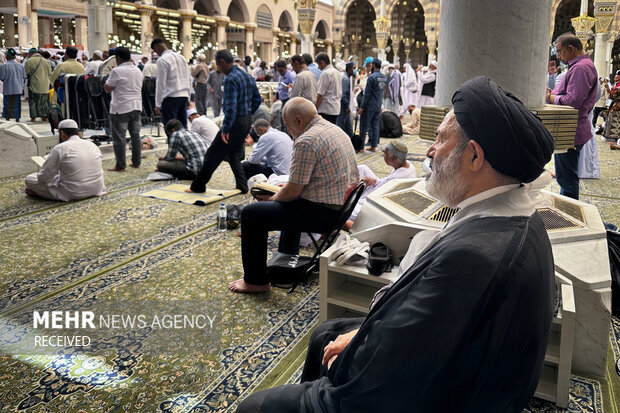 نماز جماعت در مسجد النبی (ص)