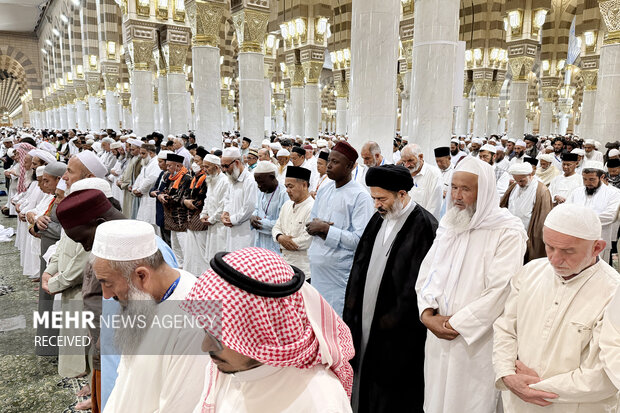 نماز جماعت در مسجد النبی (ص)