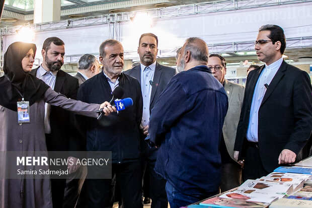 بازدید رئیس‌جمهور از نمایشگاه بین‌المللی کتاب تهران