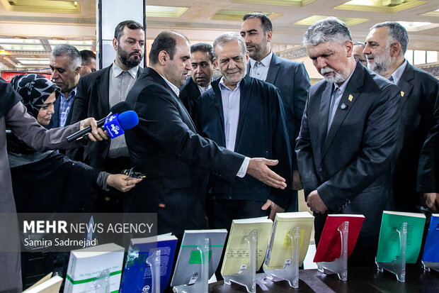 بازدید رئیس‌جمهور از نمایشگاه بین‌المللی کتاب تهران