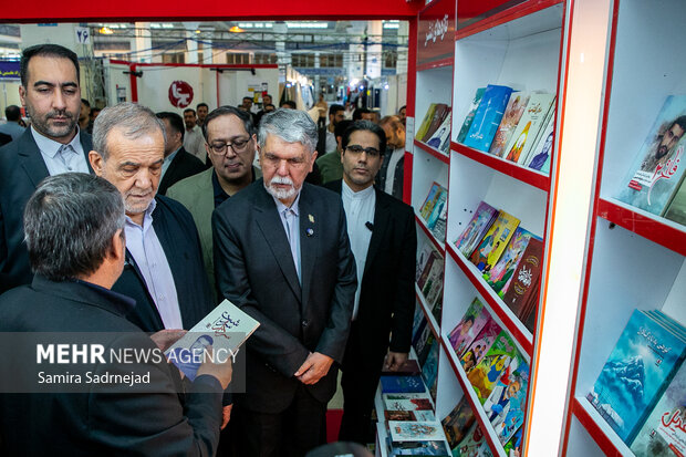 بازدید رئیس‌جمهور از نمایشگاه بین‌المللی کتاب تهران