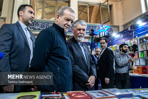 بازدید رئیس‌جمهور از نمایشگاه بین‌المللی کتاب تهران