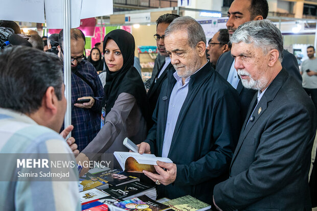 بازدید رئیس‌جمهور از نمایشگاه بین‌المللی کتاب تهران