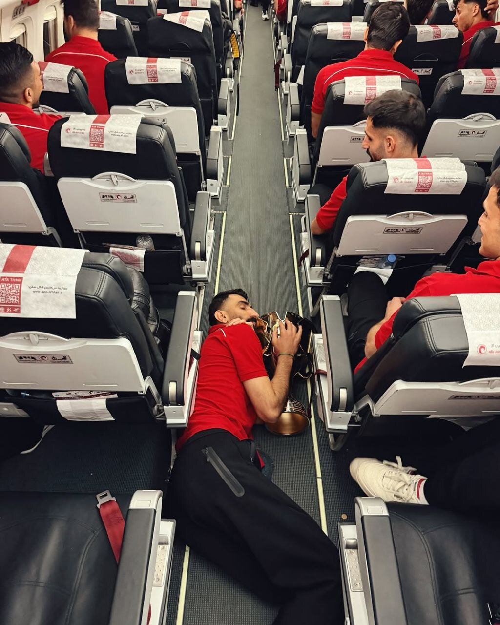 جای خواب جدید بیرانوند با جام قهرمانی + عکس