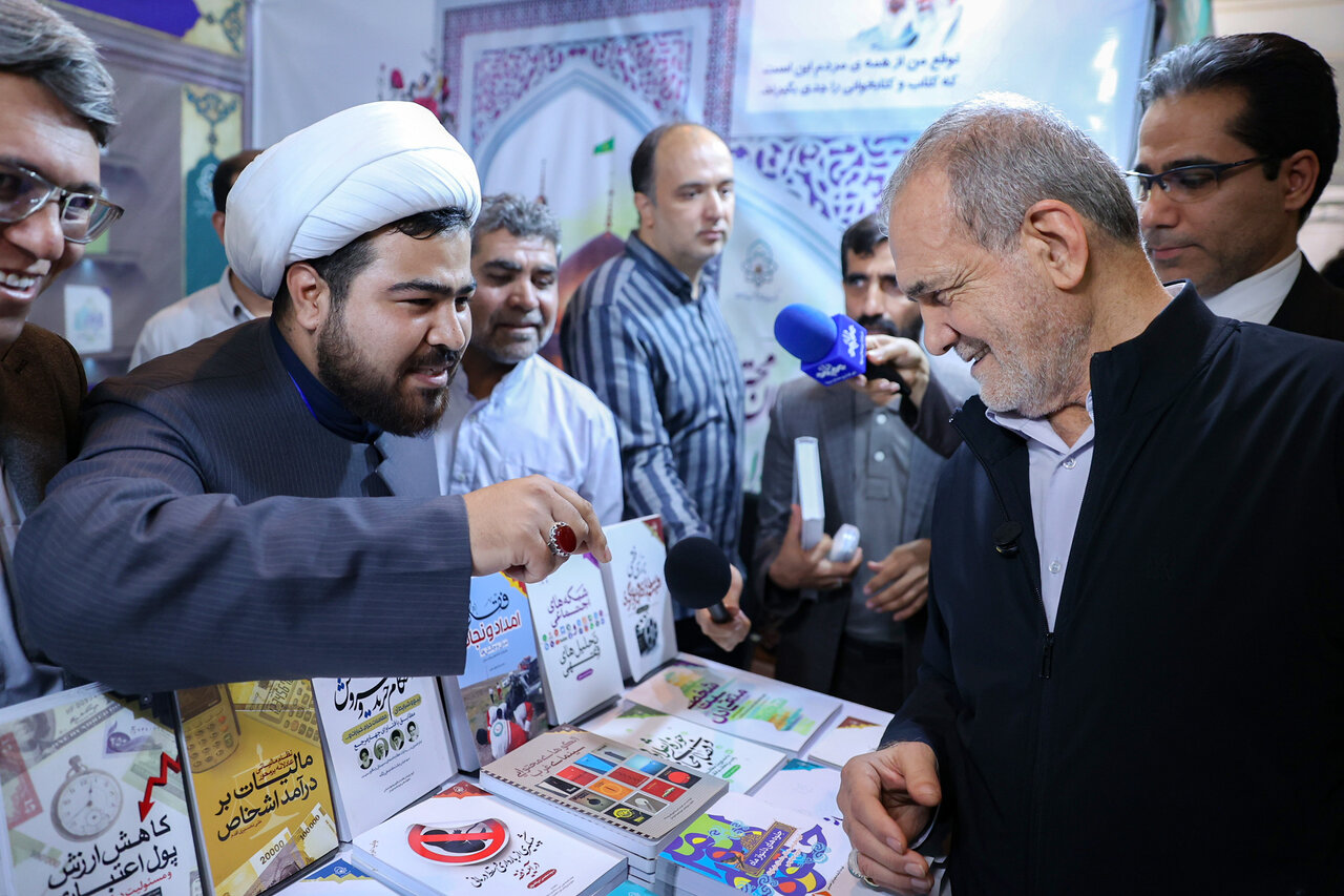 امام،پزشكيان،كتاب،بازديد،خميني،جمهور،نمايشگاه،رئيس،تأكيد،آثا ...