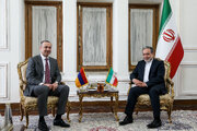 دیدار دبیر شورای امنیت ملی ارمنستان با عراقچی