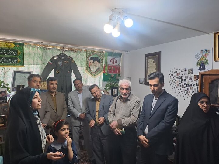 روایت مهرورزی یک معلم بیرجندی؛ از روایتگری شهیدان تا حمایت از محرومان روایت مهرورزی یک معلم بیرجندی؛ از روایتگری شهیدان تا حمایت از محرومان