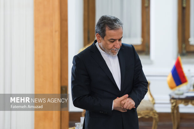 Iran FM meets with top Armenian security official, Tajik FM

