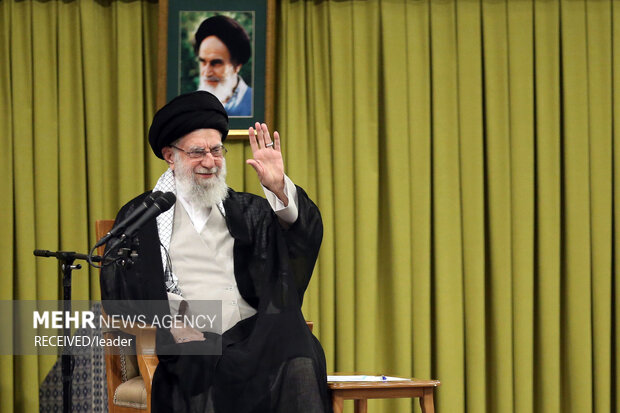 Ayetullah Hamanei, meclis milletvekillerini kabul etti (+Video) Ayetullah Hamanei, meclis milletvekillerini kabul etti (+Video)