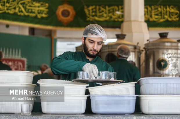 پذیرایی شبانهروزی از زائران در چایخانههای حرم رضوی
