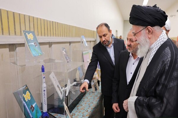 بازدید رهبر انقلاب از نمایشگاه «همه با هم برای ایران برای مدرسه»