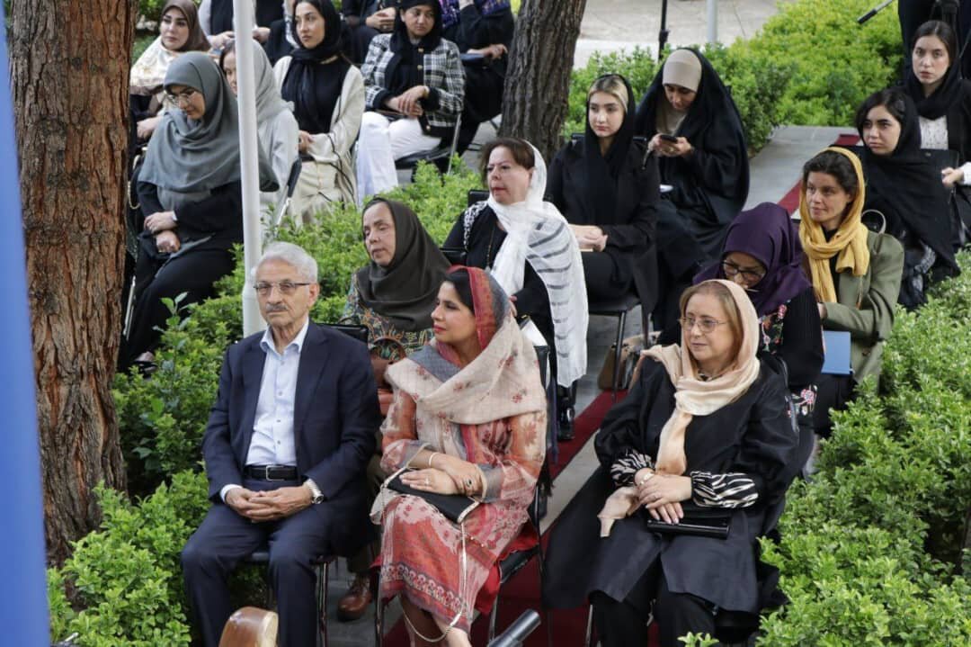 پاسداشت زبان فارسی با حضور همسران دیپلمات‌های خارجی در بنیاد سعدی