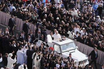 گشت و گذار «لئو چهاردهم» با خودروی مخصوص پاپ در میدان سن‌پیترو+ عکس