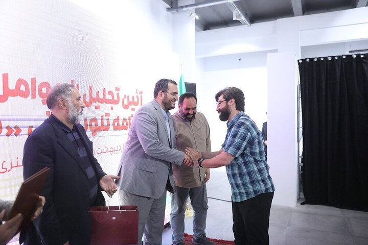 «دو نقطه» تلاش تلویزیون و حوزه هنری در راستای پاسداشت زبان فارسی