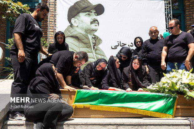 بدرقه حمید درجاتی به سمت خانه ابدی؛ دوربینها اعتراض کردند! بدرقه حمید درجاتی به سمت خانه ابدی؛ دوربینها اعتراض کردند!