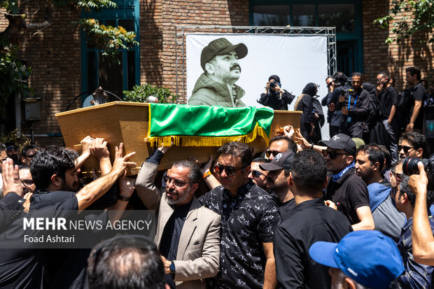 بدرقه حمید درجاتی به سمت خانه ابدی؛ دوربینها اعتراض کردند! بدرقه حمید درجاتی به سمت خانه ابدی؛ دوربینها اعتراض کردند!