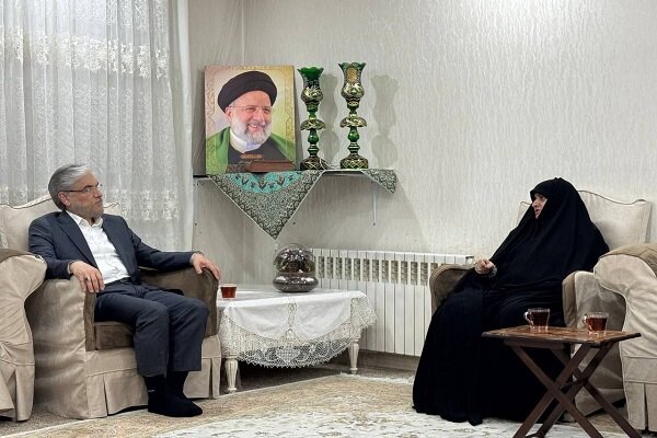 دیدار وزیر علوم با خانواده شهید رئیسی