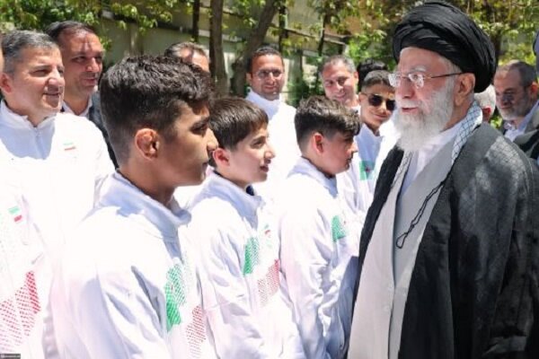 دیدار رهبر معظم انقلاب با افتخارآفرینان کاروان دانش‌آموزی امید ایران