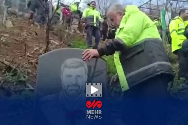 دردودل احساسی پدر شهید موسوی بر سر مزار فرزندش