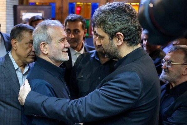 پزشکیان در مراسم ترحیم مادر معاون ارتباطات خود حضور یافت