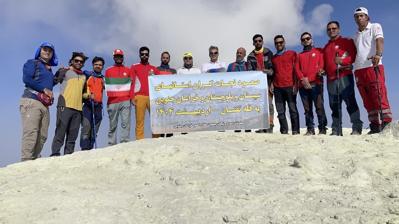 نجاتگران،پرسنل،صعود،قله،جمعيت،ساعت