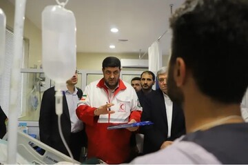 عیادت رئیس جمعیت هلال‌احمر از مصدومان حادثه بندر شهید رجایی