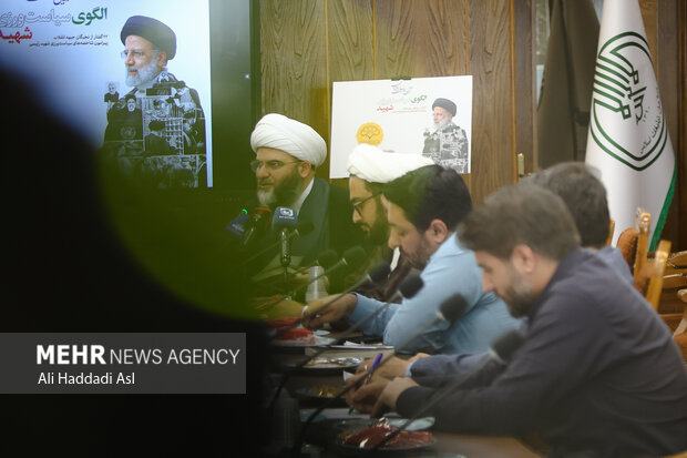 آئین رونمایی از کتاب الگوی سیاست ورزی شهید