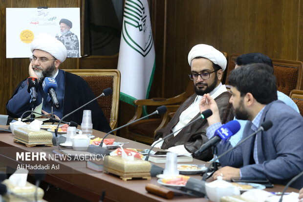 آئین رونمایی از کتاب الگوی سیاست ورزی شهید