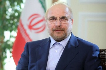 قاليباف يضع اكليلا من الزهور على ضريح سيمون بوليفار