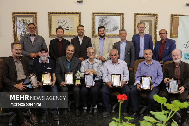 تقدیر از هنرمندان خوشنویس شهرکرد