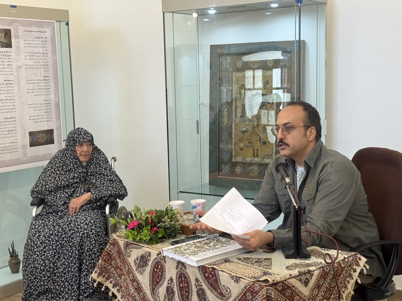 سوختکاری را از جلد کتاب بیرون کشید و به تابلو رساند