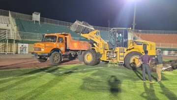 آغاز عملیات تعویض چمن ورزشگاه شهید نصیری یزد