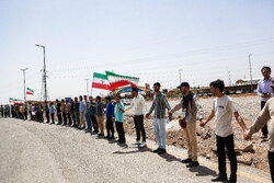 زنجیره انسانی دانشجویان قمی گرد مجتمع غنی سازی شهید علیمحمدی