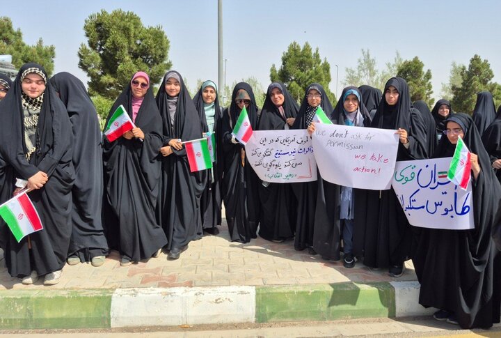 تجمع دانشجویان قمی در حمایت از برنامه غنی‌سازی هسته‌ای کشور برگزار شد