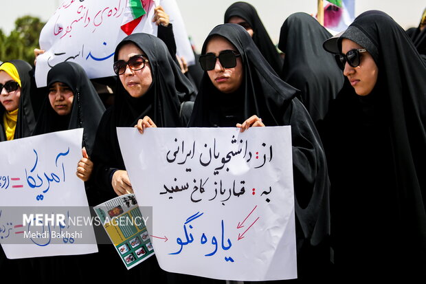 تجمع دانشجویان در حمایت از غنی سازی هسته ای در سایت فردو