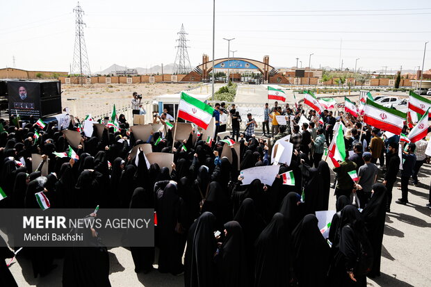 تجمع دانشجویان قمی در حمایت از برنامه غنی‌سازی هسته‌ای کشور برگزار شد