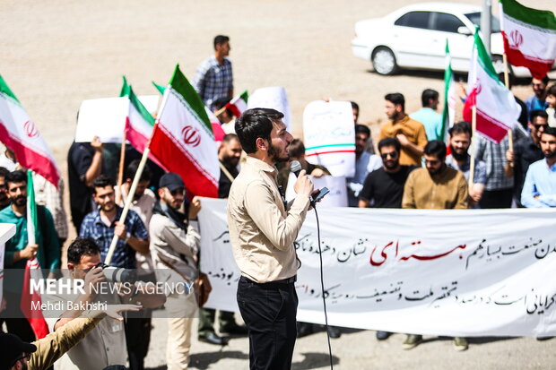 تجمع دانشجویان در حمایت از غنی سازی هسته ای در سایت فردو