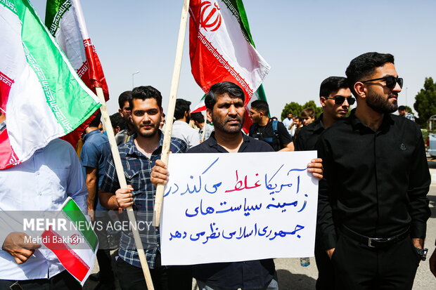 تجمع دانشجویان در حمایت از غنی سازی هسته ای در سایت فردو