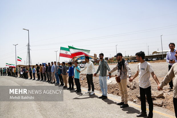 زنجیره انسانی دانشجویان قمی گرد مجتمع غنی سازی شهید علیمحمدی زنجیره انسانی دانشجویان قمی گرد مجتمع غنی سازی شهید علیمحمدی