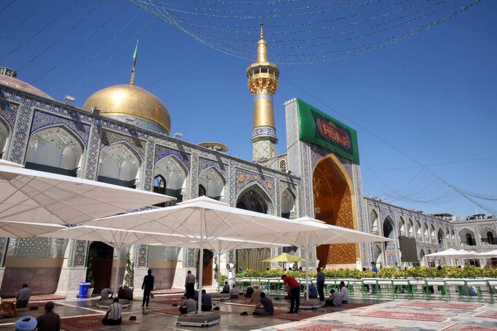 آماده‌سازی و استقرار بیش از ۲۰۰ چتر سایبان در حرم امام رضا(ع)
